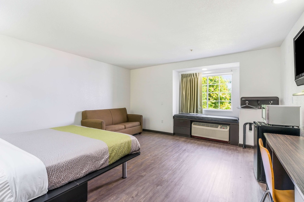 Standard Room, 1 Queen Bed, Non Smoking - Photo 1