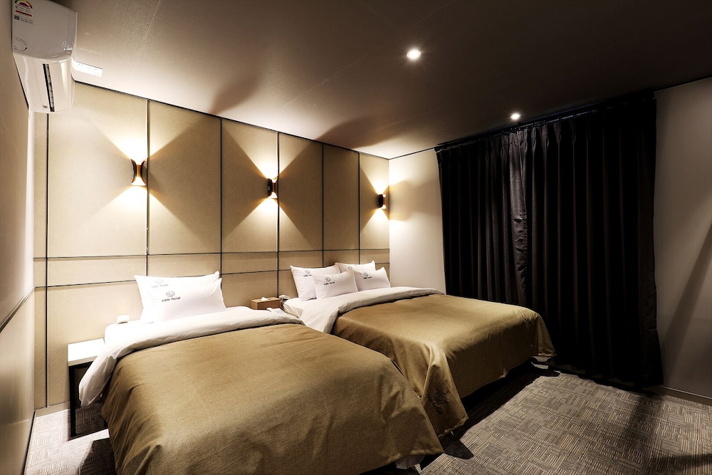 Twin Room - Photo 2