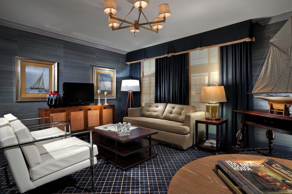 Superior Suite, 1 King Bed with Sofa bed, City View (One Bedroom Suite) thumbnail 5