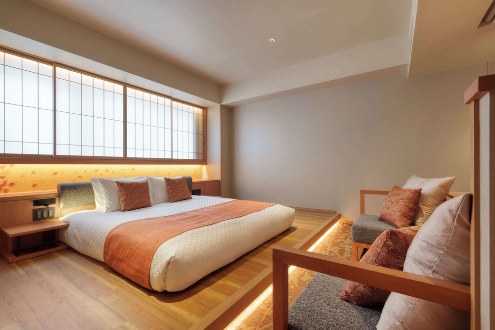 Deluxe Room, 1 King Bed, Non Smoking, Bathtub - Photo 11