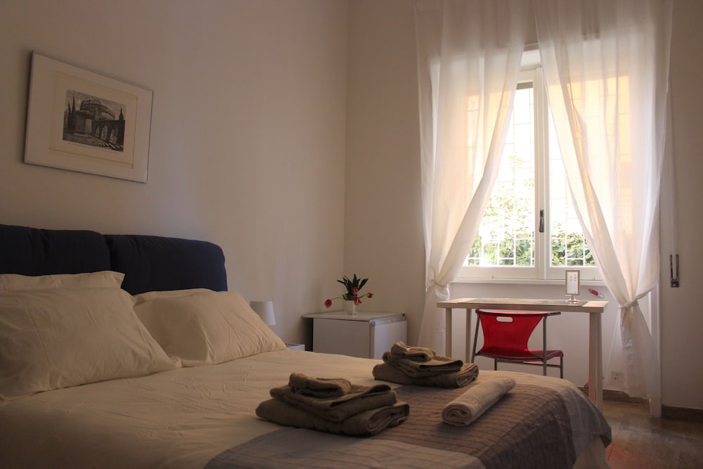 Triple Room, Shared Bathroom (Blu)