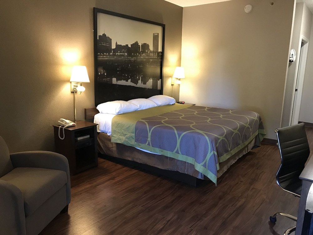 Room, 1 King Bed, Smoking photo 2