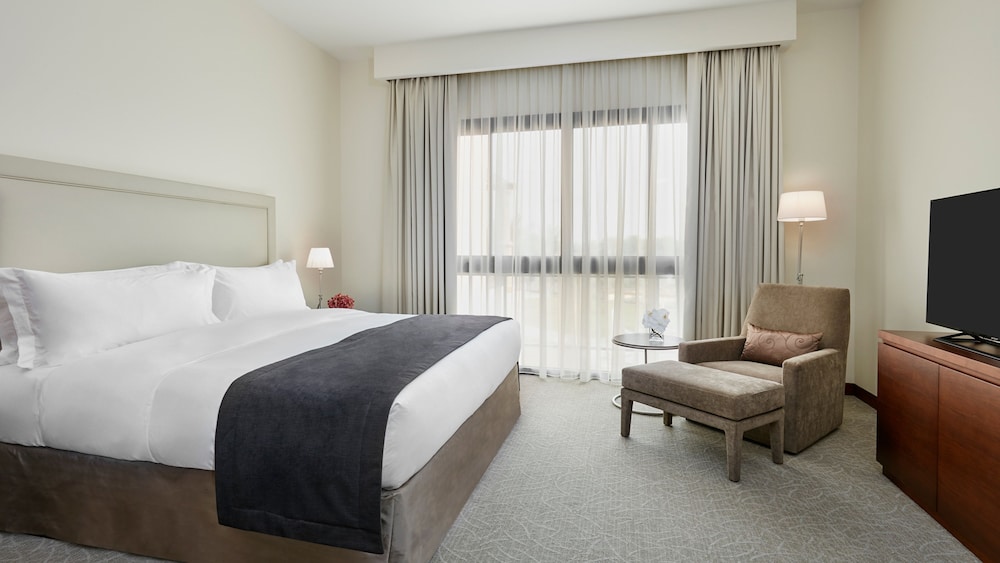 One-Bedroom King Suite with Pool View (Low Floor) photo 1