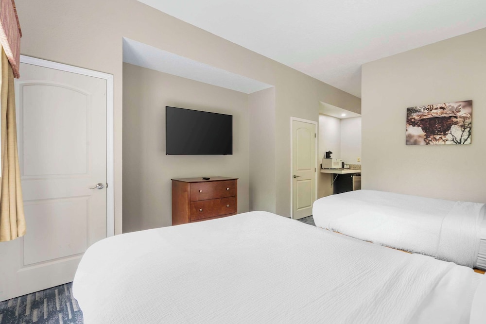 Suite, 2 Queen Beds, Non Smoking - Photo 4