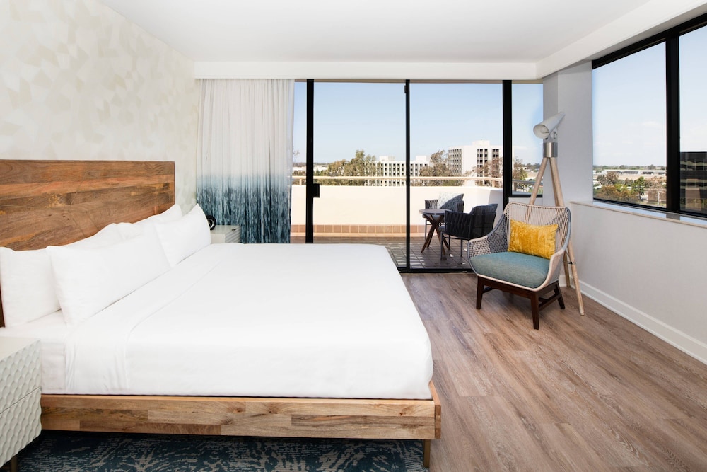 Executive Suite, 1 Bedroom, Balcony - Photo 4
