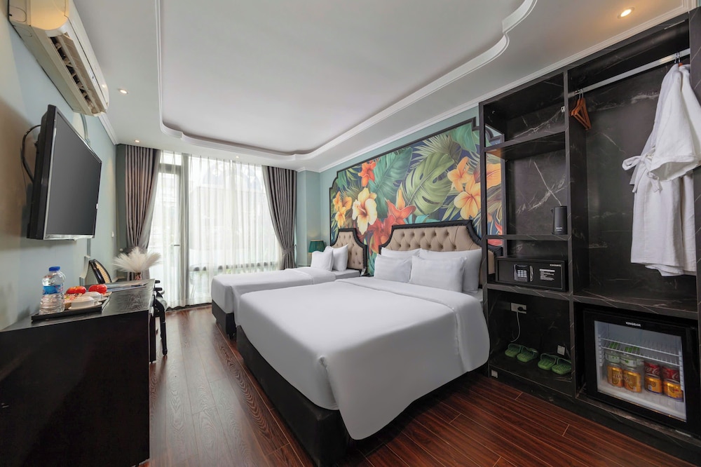 Luxury Triple Room, City View