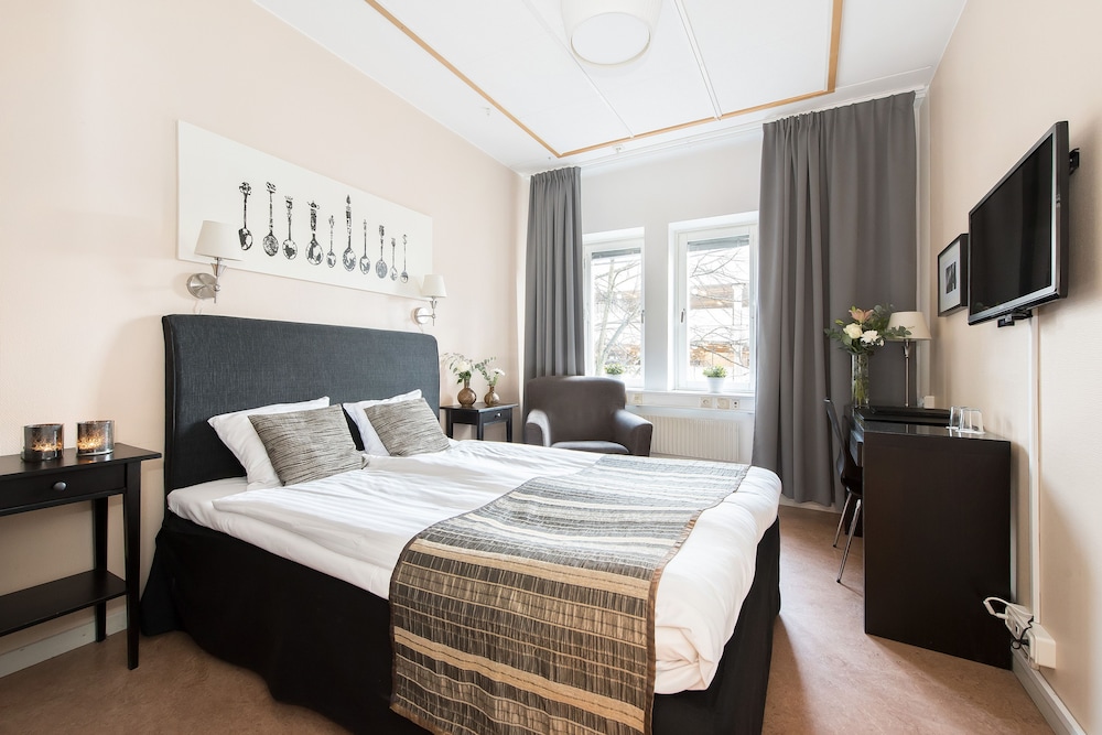 Standard Room, 1 King Bed, Non Smoking, Annex Building - Photo 2