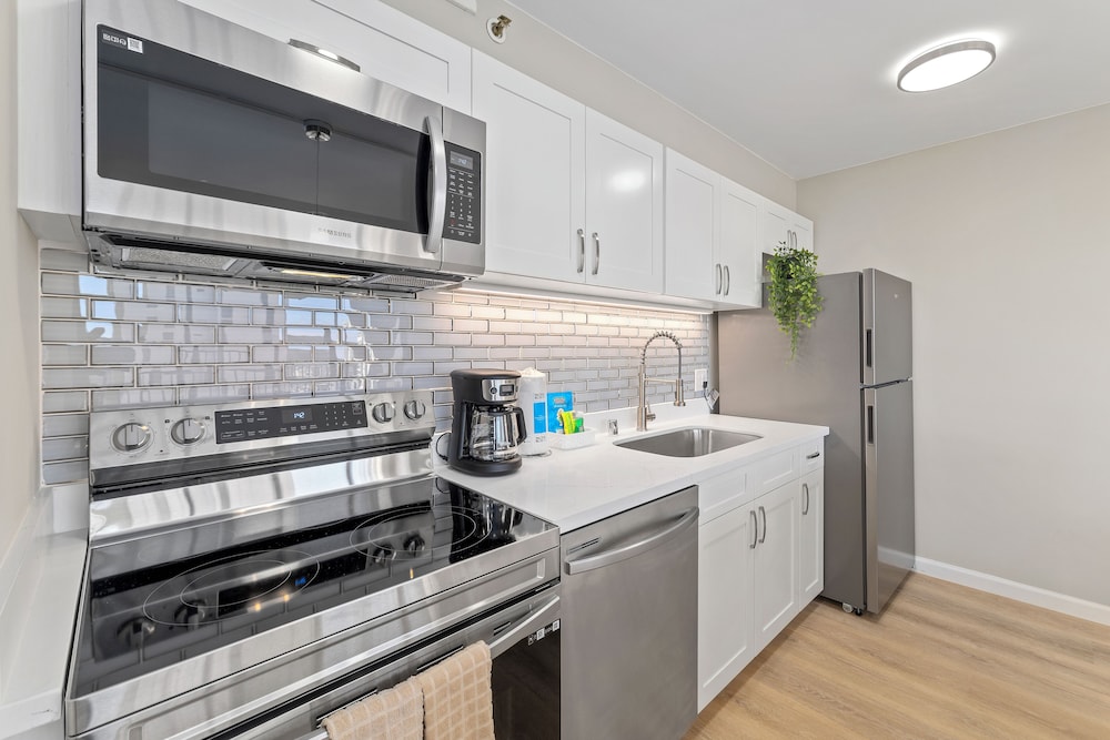 Premium Remodeled Condo with Ocean View and Parking: Premium Suite, 1 Bedroom, Balcony, Ocean View (0125) photo