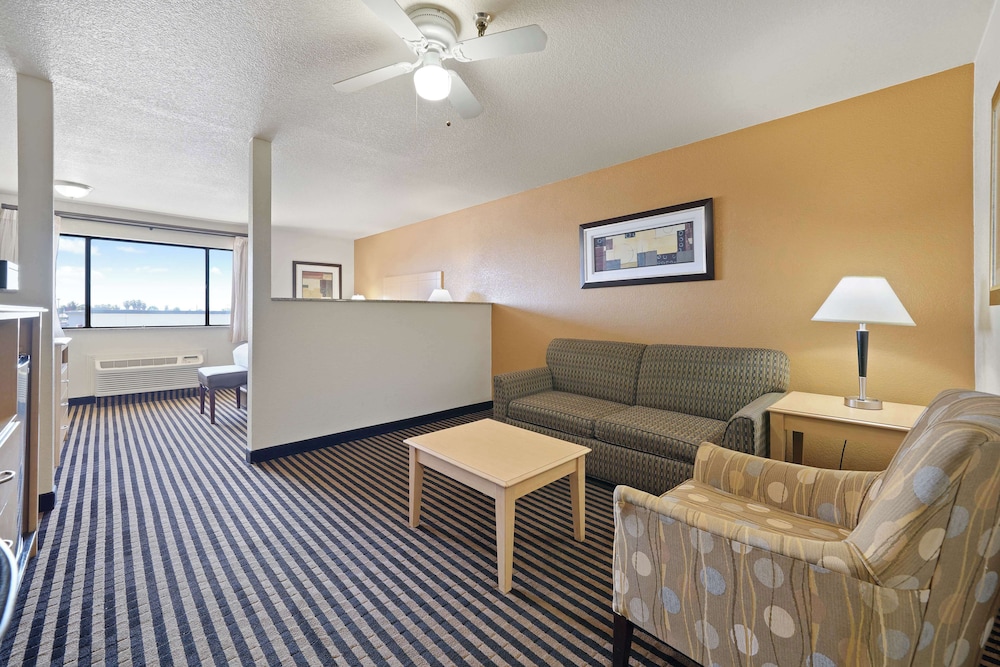 Standard Room, 1 Queen Bed, Accessible, Bathtub (with Sofabed) - Photo 3
