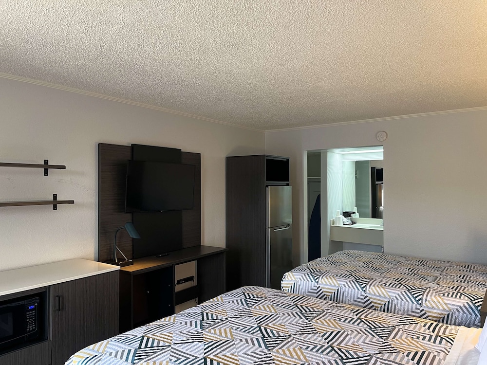 Standard Room, 2 Queen Beds, Non Smoking, Refrigerator & Microwave photo 3
