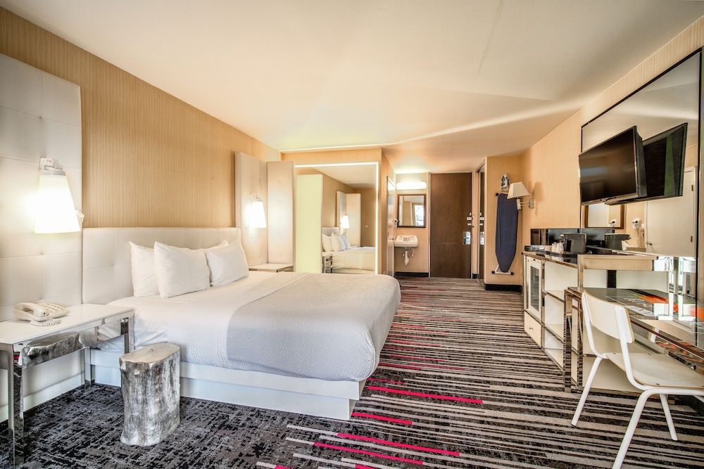 Standard Room, 1 King Bed, Accessible - Photo 2