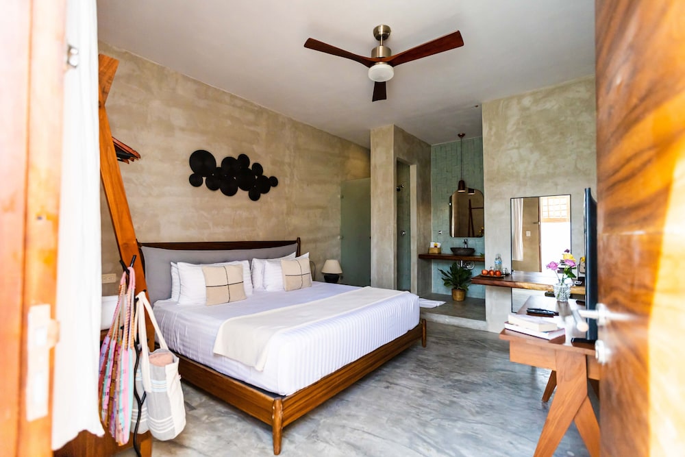 Superior Room, 1 King Bed photo 2