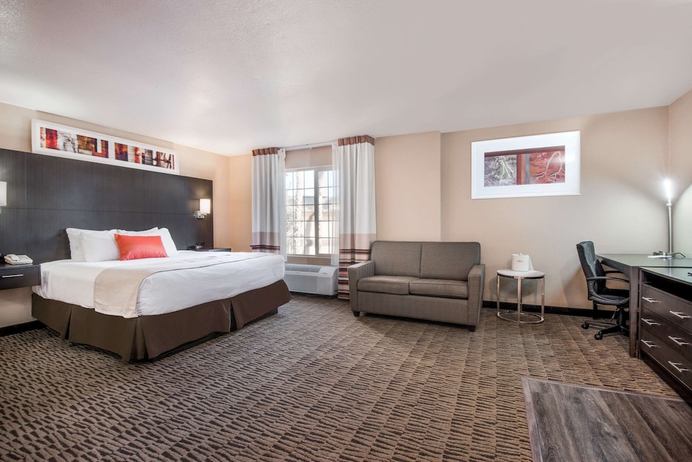 Standard Room, 1 King Bed, Kitchen - Photo 3