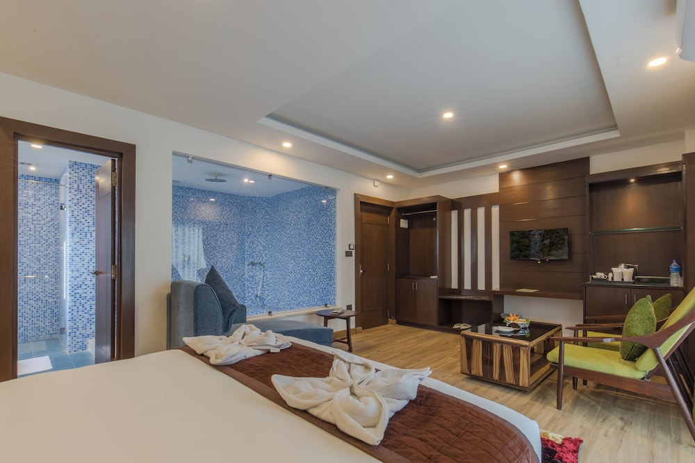 Executive Room - Photo 8