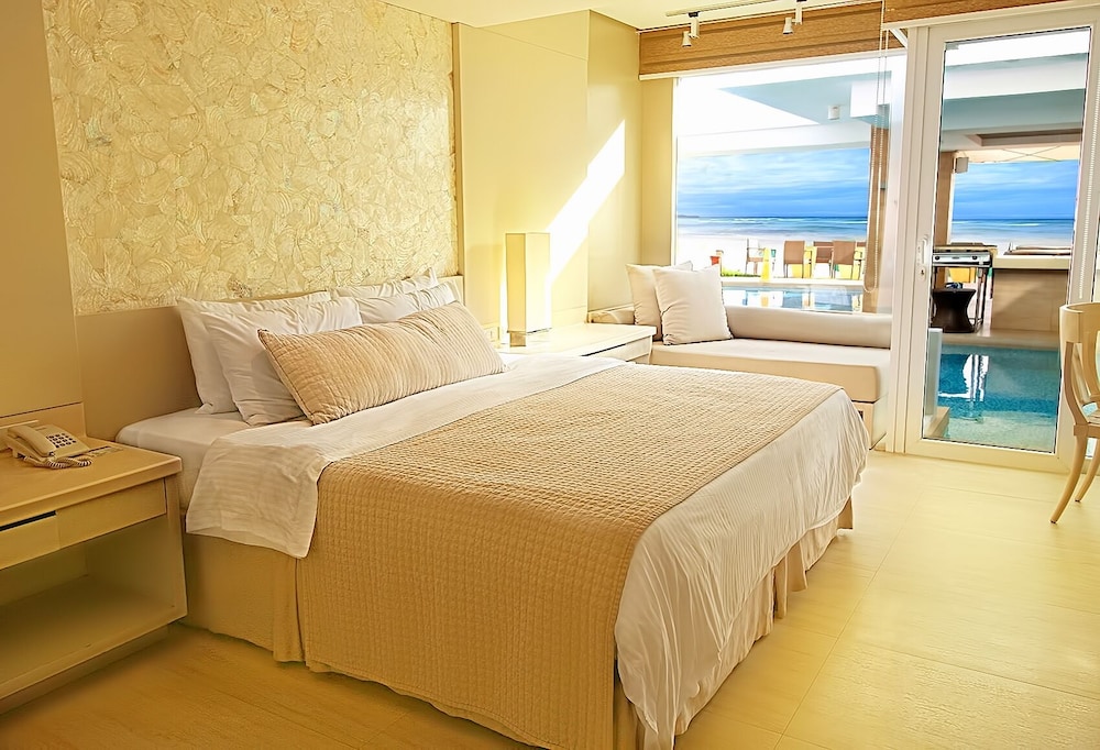 Deluxe Room, 1 King Bed, Pool Access - Photo 2