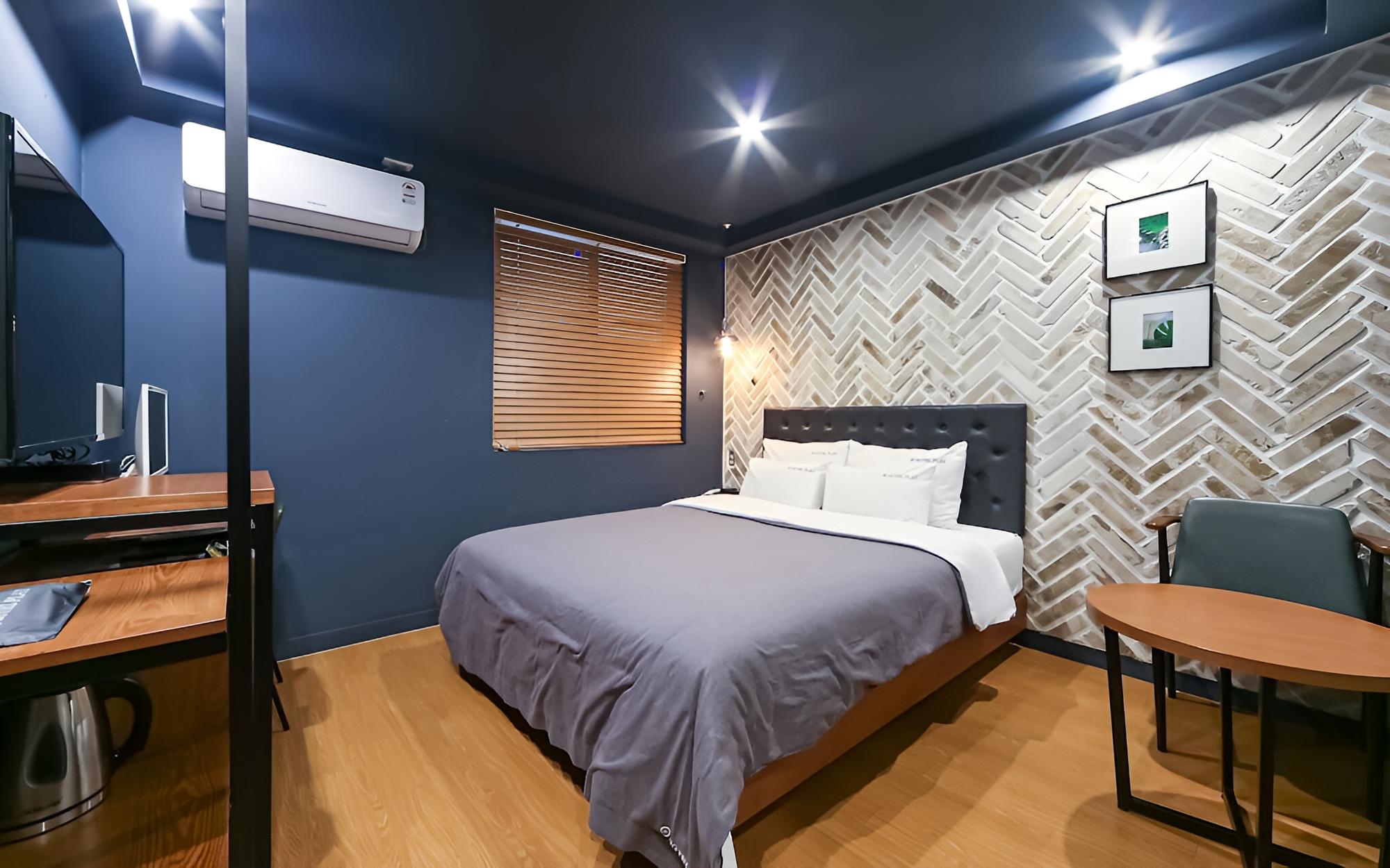 Room (Deluxe (1PC Netflix available))