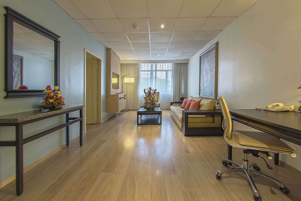 Standard Suite, 1 King Bed, Non Smoking - Photo 1