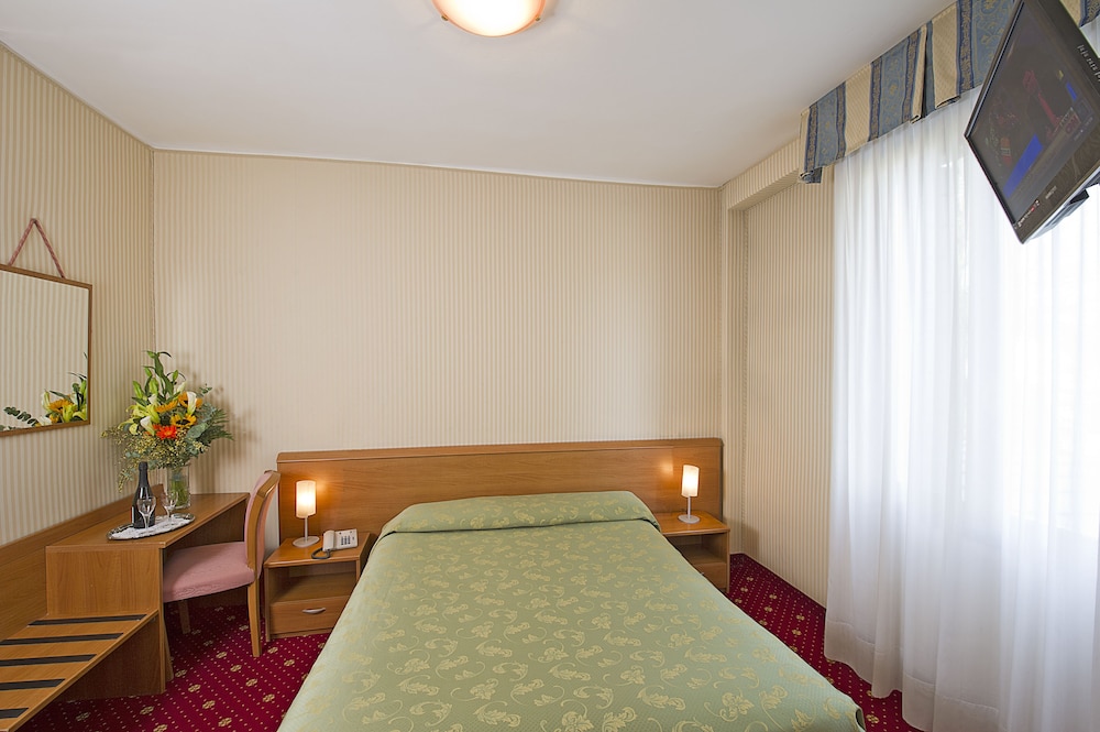 Standard Double or Twin Room photo 1