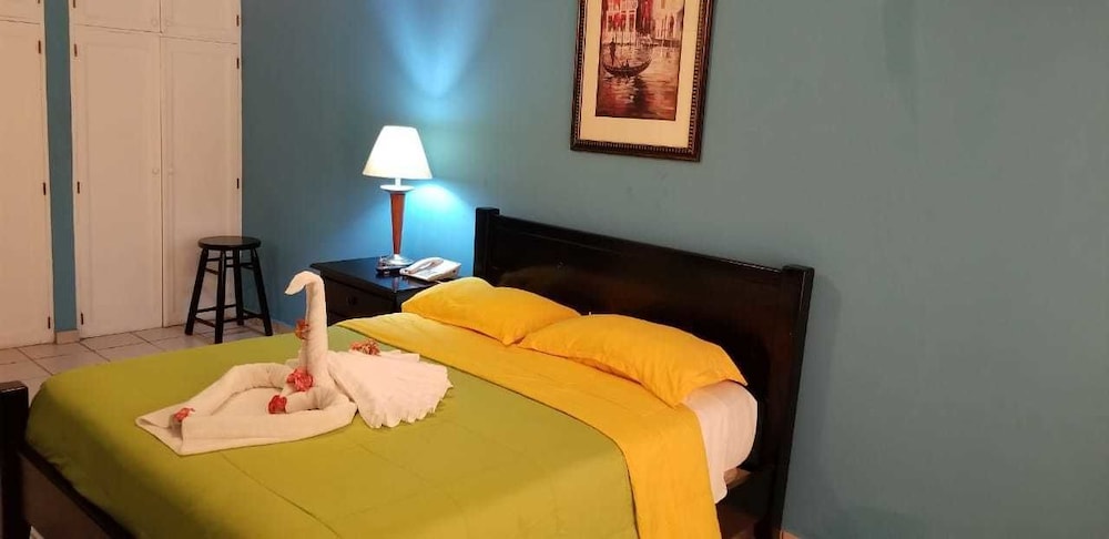 Standard Room, 1 Queen Bed photo 3