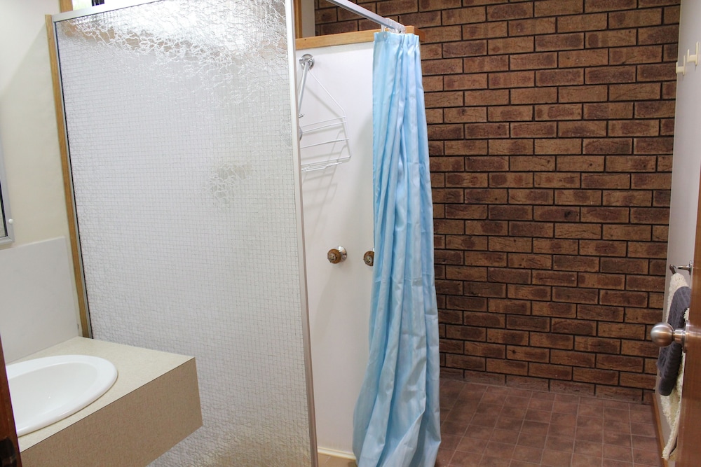 Standard Room, Non Smoking (Queen Room R2) photo 3