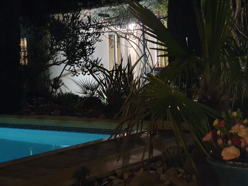 Deluxe Double Room, 1 Queen Bed, Private Bathroom, Pool View photo 2