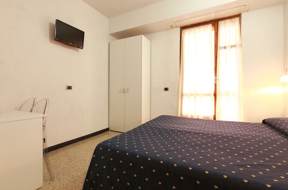 Basic Double Room, 1 Queen Bed
