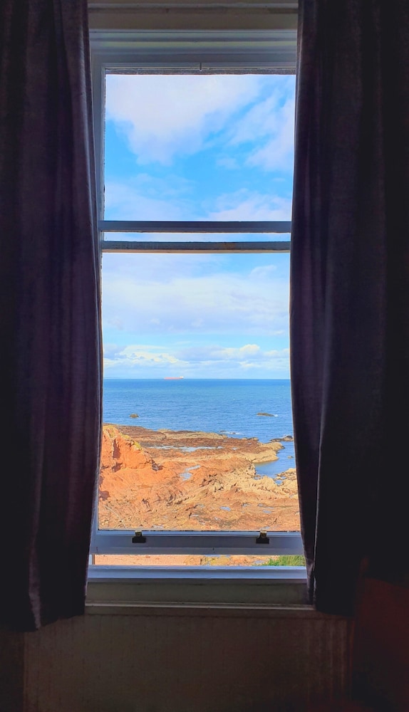 Basic single, 1 twin bed, non smoking, sea view