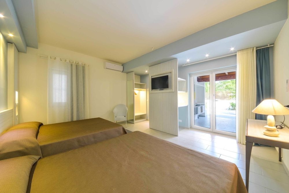 Family Quadruple Room, Terrace, City View