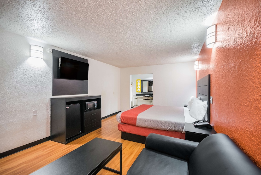 Deluxe Room, 1 King Bed, Smoking, Refrigerator & Microwave - Photo 4