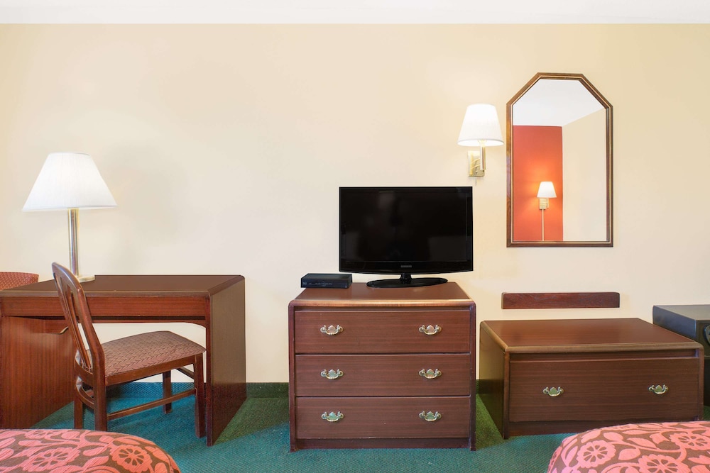 Standard Room, 2 Queen Beds - Photo 3