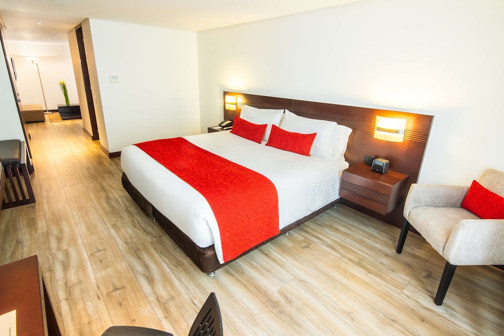 Suite, 1 King Bed, Non Smoking (Living Room) - Photo 10