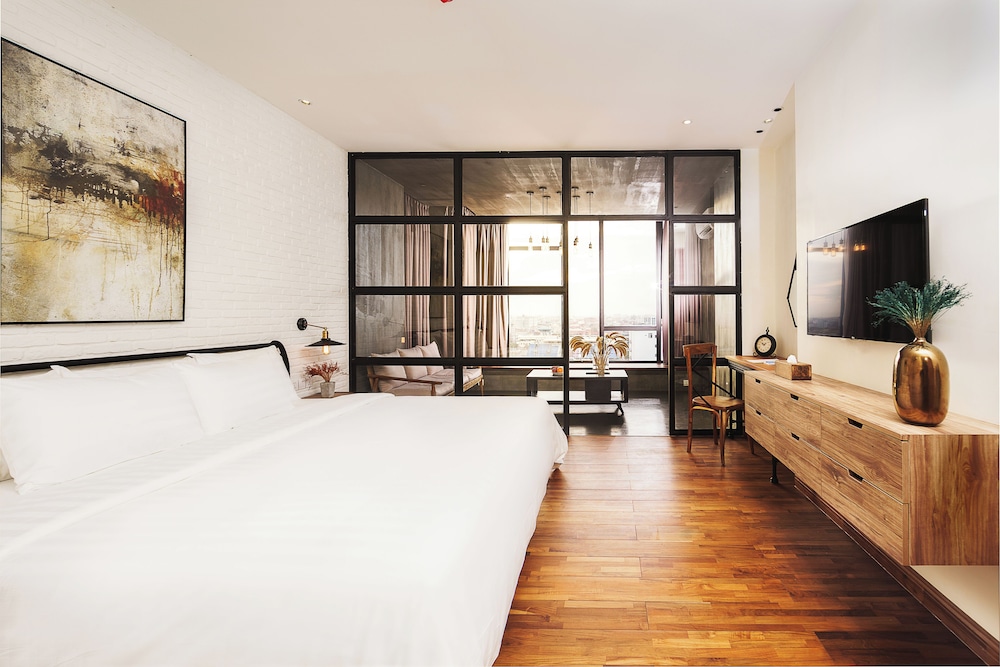 Sunset Suite King Bed photo 1
