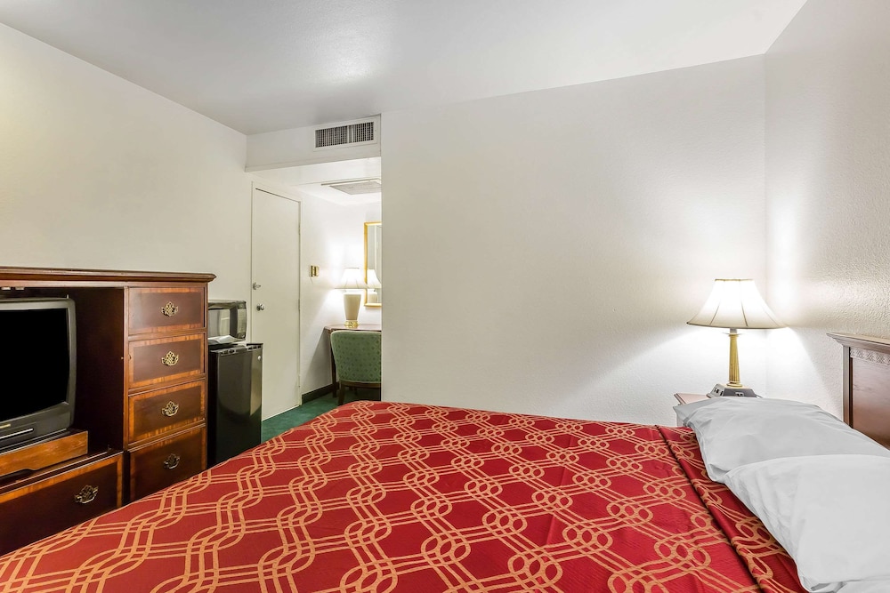 Standard Room, 1 King Bed, Non Smoking - Photo 4