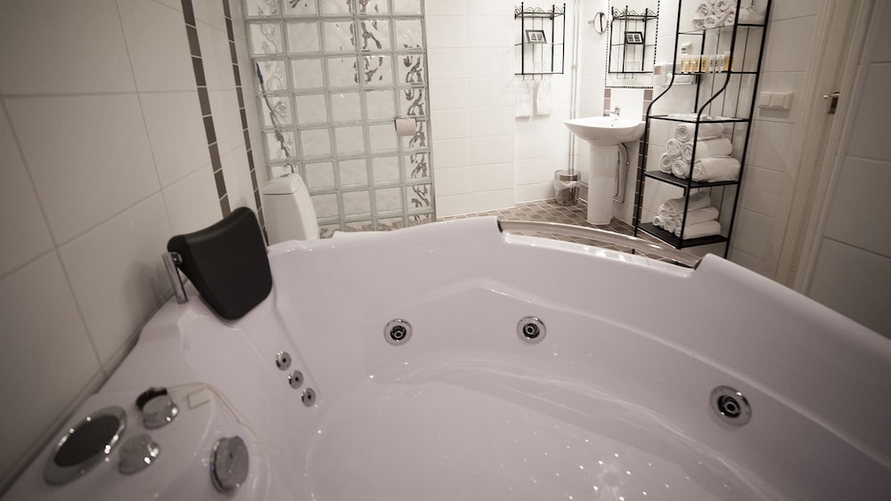 Suite, 1 Double Bed, Non Smoking, Hot Tub - Photo 3