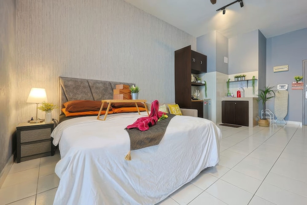 Superior Studio, 1 Queen Bed, City View photo 2