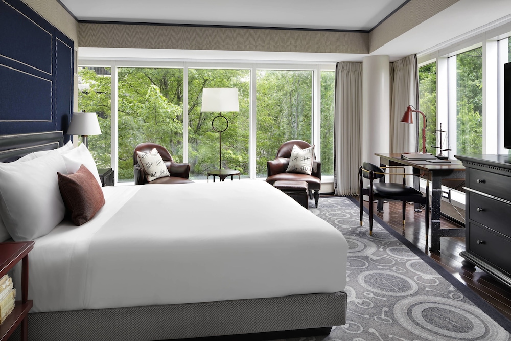 Grand Room, 1 King Bed, Corner