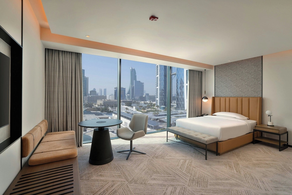 Signature Room, 1 King Bed, City View - Photo 8