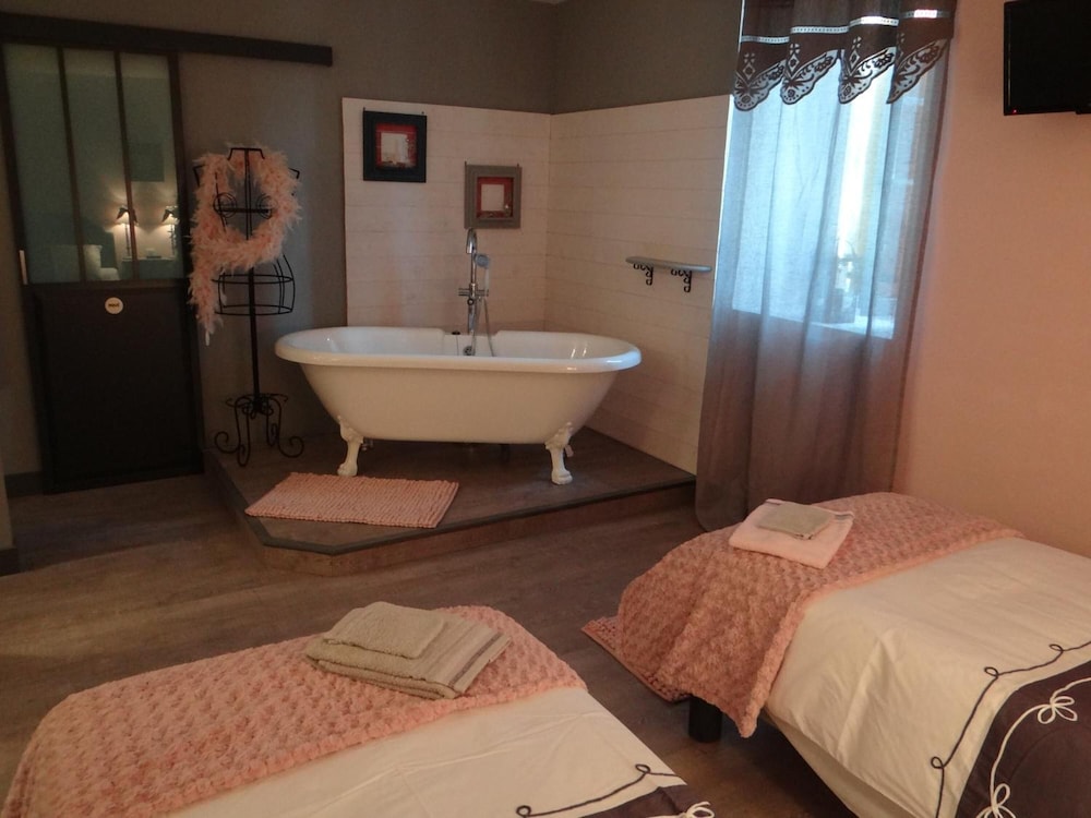 Romantic Double Room, 1 Queen Bed, Non Smoking photo 3