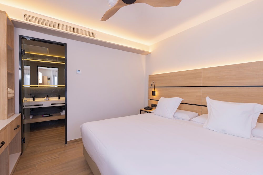 Superior Studio Suite, Private Pool (2 adults and 2 children) photo 2