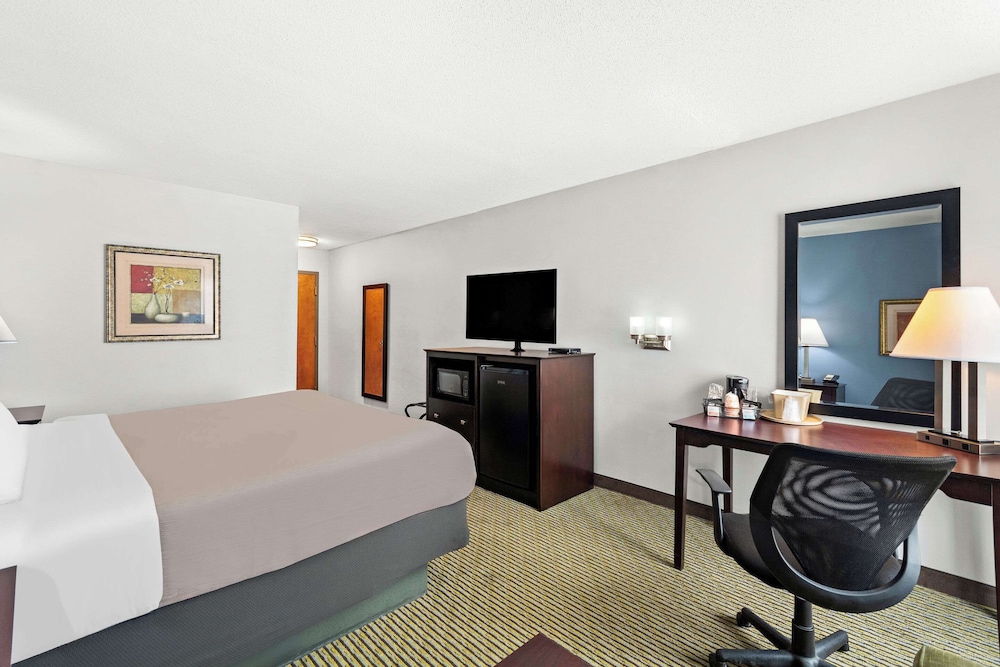 Standard Room, 1 King Bed, Non Smoking - Photo 4