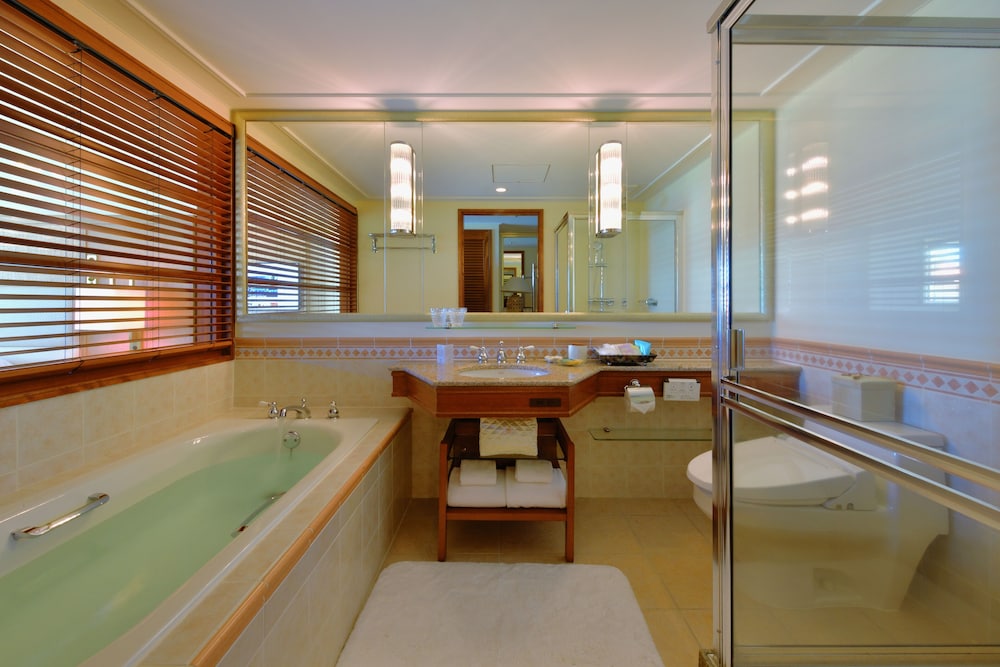Superior Ocean Front Room, High Floor, Non Smoking photo 2