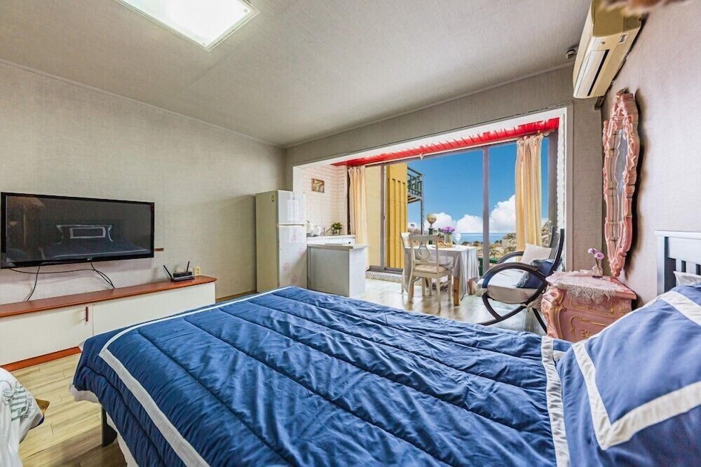 Room (103) photo 1