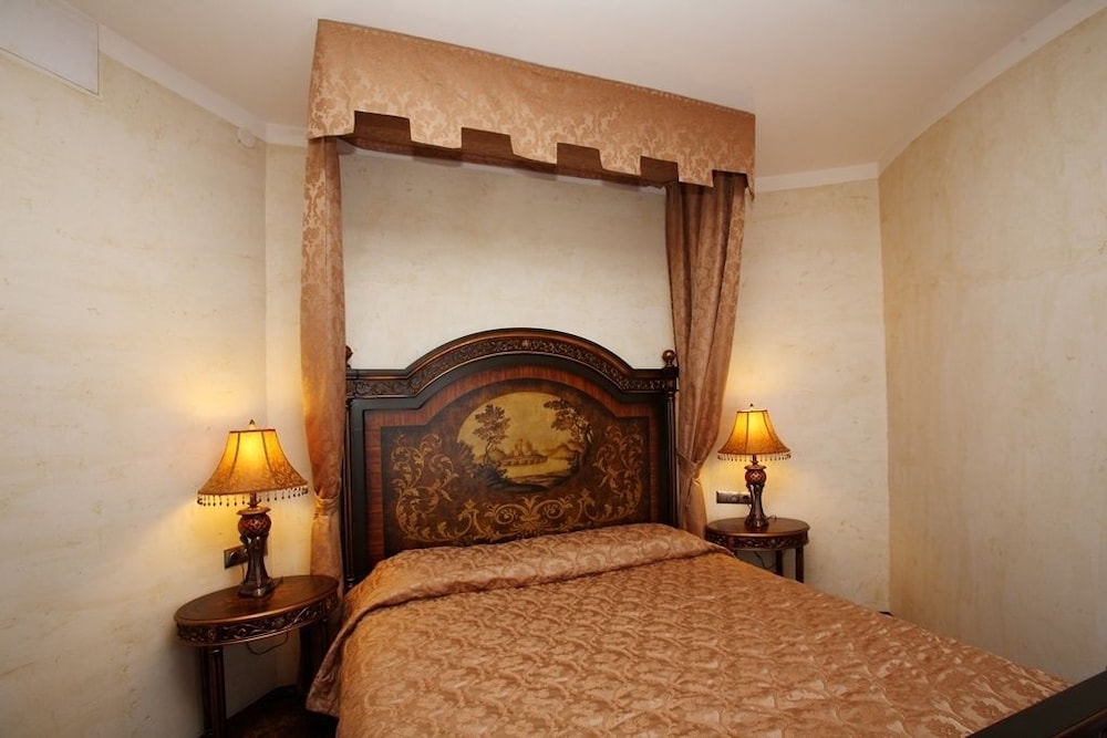 Honeymoon Suite photo 2
