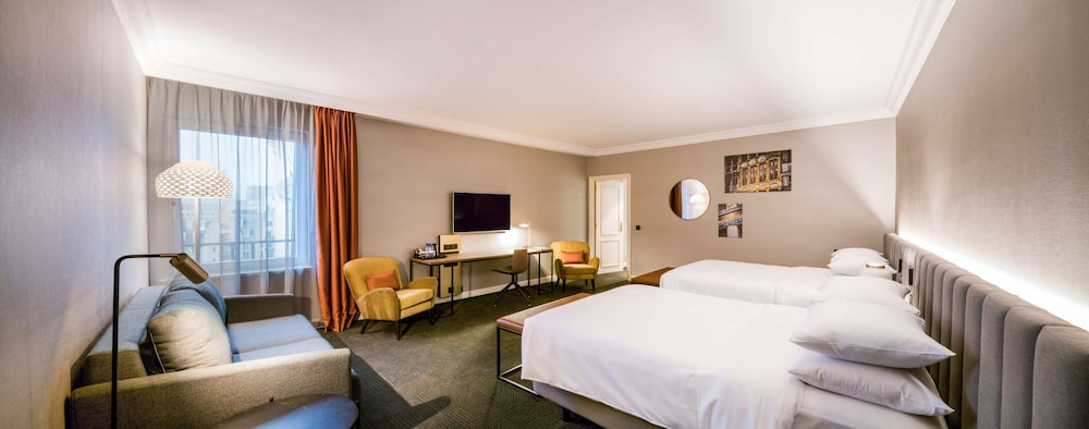Junior Suite, 2 Twin Beds, Club Lounge Access thumbnail 6