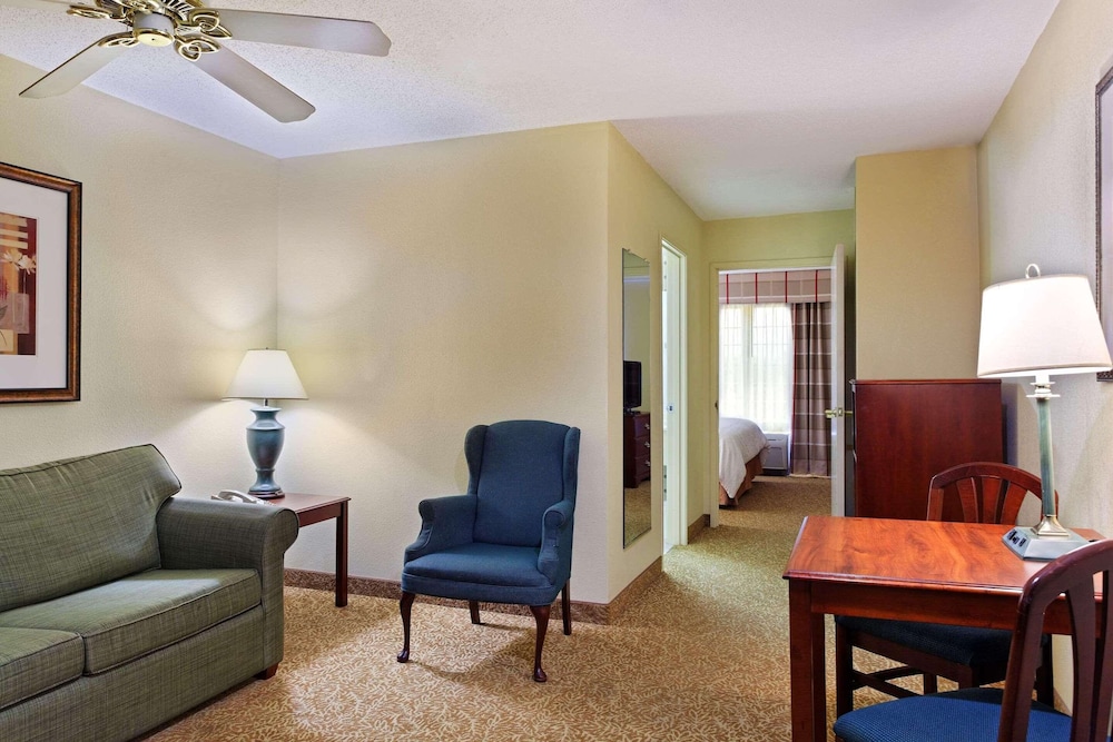 Suite, 1 King Bed, Non Smoking, Jetted Tub - Photo 2