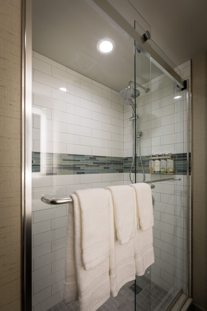 Premium Room, 1 King Bed (Walk-In Shower) thumbnail 6