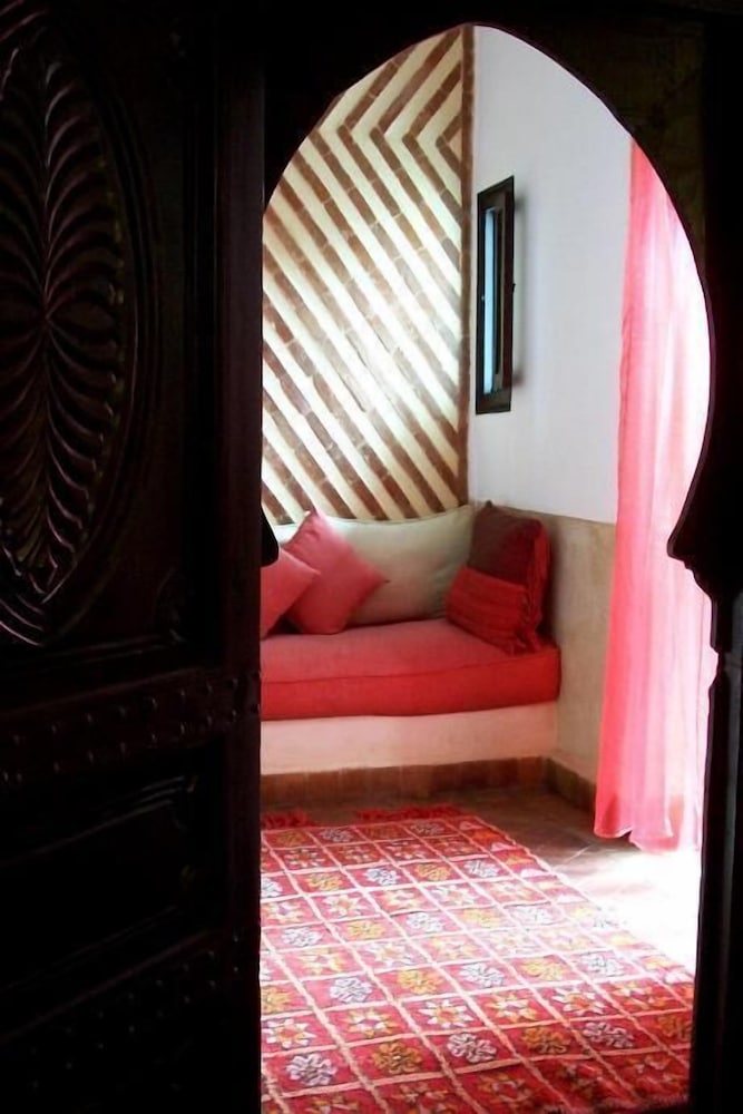 Double Room (Red) - Photo 3
