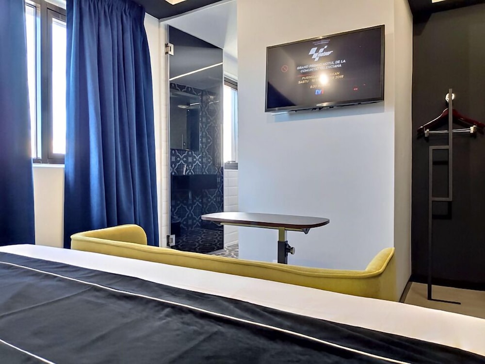 Magenta Standard (1 Queen or 2 Single Beds) - Photo 4