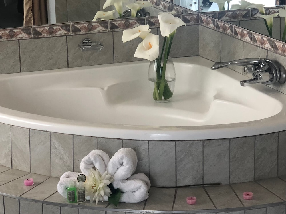 Honeymoon Suite photo 2