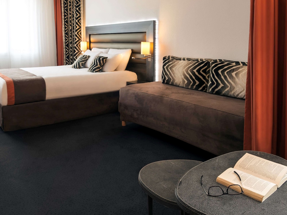 Privilege Room with 1 king-size bed and 1 single bed - Photo 1